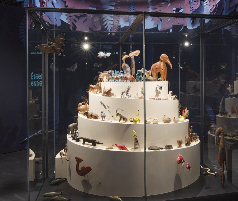 Une certaine image du Paradis, dont le miracle réside dans l’harmonie entre les êtres qui l’habitent, dans le partage d’une langue commune et la possibilité d’un échange heureux et sans obstacle.